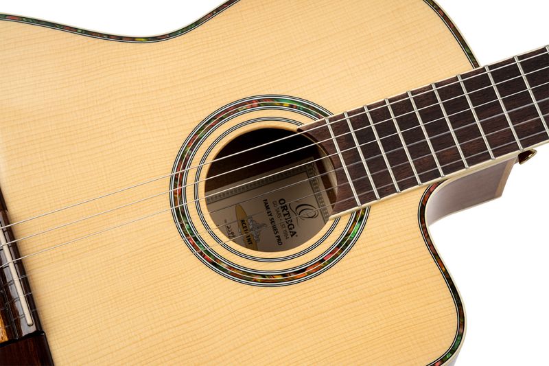 Ortega RCE141NT Klassisk gitar 4/4 Size, med mik, Gloss Natural