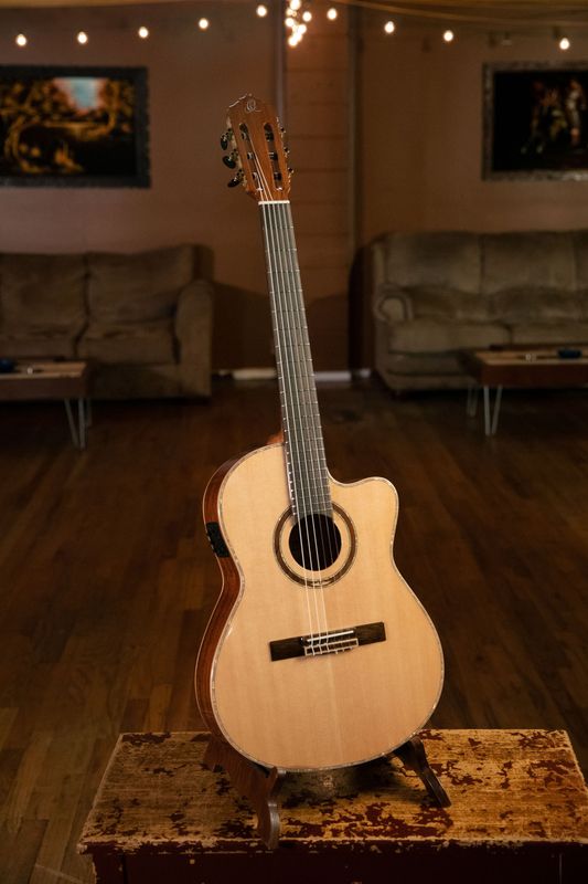 Ortega RCE138-T4 Klassisk gitar 4/4 Size, Thin, med mik, Slim neck