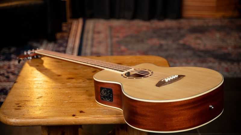 Ortega D7CE-5 5-strängad Akustisk bas med mik, Cutaway, Natural